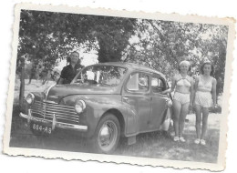 Petite Photo De Jeunes Filles En Maillot Devant D'une 4CV - Automobile