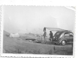 Petite Photo De Personnes Sur La Plage De Boulouris Devant Tente Et  D'une 4CV En 1953 - Cars