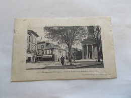 BERGERAC ( 24 Dordogne ) PLACE ET EGLISE DE LA MADELEINE  ANIMEES  CAFE DE LA MADELEINE AU FOND  1915 - Bergerac