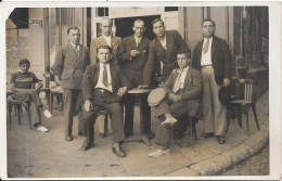 Groupe D'Hommes Devant Un Café - Mannen