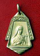 Médaille Religieuse Plaqué Or Années 30 "Ste Thérèse De L'Enfant Jésus" Religious Medal - Religion & Esotérisme