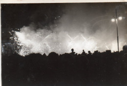 Photographie Photo Vintage Snapshot Pyrotechnie Feu Artifice Lumière Nuit - Andere & Zonder Classificatie