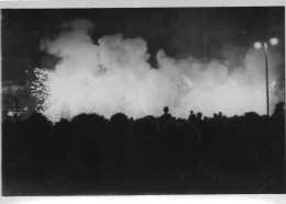 Photographie Photo Vintage Snapshot Pyrotechnie Feu Artifice Lumière Nuit - Other & Unclassified