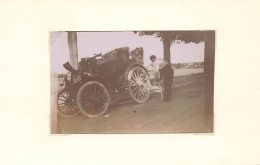 VOITURE ANCÊTRE - Modèle à Identifier, Gonflement D'une Roue (photo Vers 1900 Format 8,8cm X 5,5cm) - Automobiles