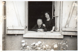 Photographie Photo Vintage Snapshot Fenêtre Window Couple - Anonieme Personen