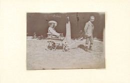 ENFANTS - Jouet, Petite Charette,  (photo Années 1900 Format 8,5cm X 6 Cm) - Anonyme Personen