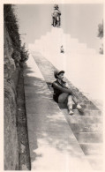 Photographie Photo Vintage Snapshot Corse Napoléon Femme Escalier  - Personnes Anonymes