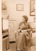 Photographie Photo Vintage Snapshot Femme Télévision Robe De Chambre  - Personnes Anonymes