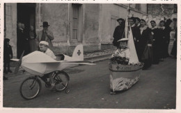 79 SAINT-MAIXENT DEFILE DANS LES RUES ENFANTS AVION BATEAU ET ADULTES  COSTUMES FOLKLORIQUES - Autres & Non Classés