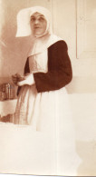 Photographie Photo Vintage Snapshot Soeur Religieuse Infirmière  - Luoghi