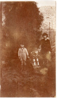 Photographie Photo Vintage Snapshot Cheval De Bois Jouet Toy Enfant Child  - Anonymous Persons