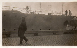 Photographie Photo Vintage Snapshot Militaire Quai Dock Bateau Marin  - Barcos
