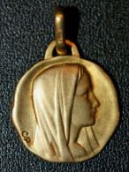 Médaille Religieuse Milieu XXe Plaqué Or "Vierge Marie" Graveur: C.P - Religious Medal - Godsdienst & Esoterisme