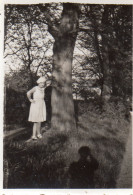 Photographie Photo Vintage Snapshot Femme Mode Berret Fashion Arbre Ombre  - Autres & Non Classés