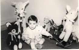 Photo D'un Jeune Enfant Avec Peluche Ours,Cheval ...... - Escenas & Paisajes