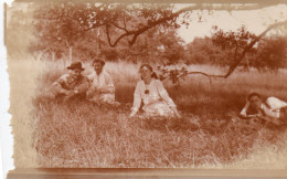 Photographie Photo Vintage Snapshot Groupe Couple Arbre Repos - Personas Anónimos