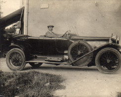 Photo -  Automobile  Ancienne -  Panneau De Rue Au Dessus De L' Automobile   " Rue  Bien Pavée ???  "   1926 - Coches