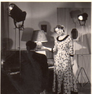 Photographie Photo Vintage Snapshot Homme Femme Piano Shooting  - Personnes Anonymes