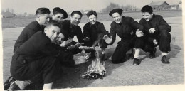 Petite Photo D'un Groupe De Jeunes Hommes Greneblois Sur Le Terrain D'Aviation En 1954 - Anonyme Personen