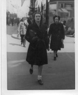 Photographie Photo Vintage Snapshot  Femme Mode Fashion Marche Walking  - Otros & Sin Clasificación