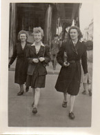 Photographie Photo Vintage Snapshot  Groupe  Femme Mode Fashion Marche Walking  - Personnes Anonymes