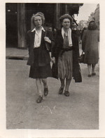 Photographie Photo Vintage Snapshot  Femme Women Rue Marche Walking  - Personnes Anonymes