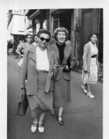 Photographie Photo Vintage Snapshot  Femme Women Mode Rue  Marche Walking  - Sonstige & Ohne Zuordnung