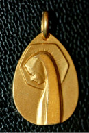 Médaille Religieuse Années 50 Plaqué Or Laminé "Notre-Dame De Lourdes" Religious Medal - Godsdienst & Esoterisme