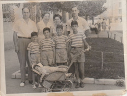 JEWISH JUDAICA  ISRAEL HAIFA FAMILY ARCHIVE SNAPSHOT PHOTO FEMME HOMME ENFANT  6.8X8.9cm. - Personas Anónimos