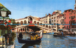 R063832 Venezia. Rialto Bridge And Gondola. 1956 - Monde