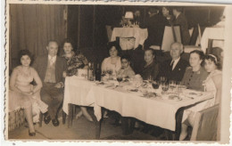 JEWISH JUDAICA TURQUIE  CONSTANTINOPLE FAMILY ARCHIVE SNAPSHOT PHOTO FEMME HOMME RESTAURANT  8.5X13.7cm. STUDIO CACHET - Anonymous Persons