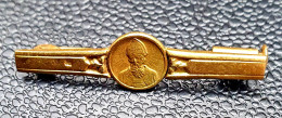 Broche Religieuse De Bavoir De Bébé Plaqué Or Début XXe "Saint Nicolas" Religious Brooch - Godsdienst & Esoterisme