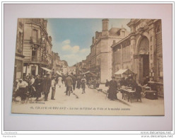 TEL3 -  DEPT44- CHATEAUBRIANT - LA RUE DE L'HOTEL DE VILLE ET LE MARCHE COUVERT - Châteaubriant