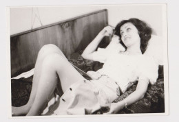 Sexy Leggy Young Woman, Portrait In Bed, Vintage Orig Photo Pin-up 13x9.2cm. (50888) - Pin-up