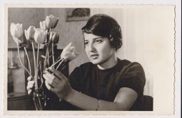 Pretty Young Woman, Lady, Portrait With Tulips, Vintage Orig Photo 13.7x8.9cm. (50020) - Pin-Ups