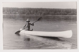 Shirtless Man Rowing In Canoe, Scene, Vintage Orig Photo 13.9x8.9cm. (64265) - Personas Anónimos