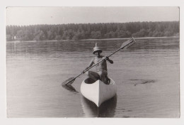 Shirtless Man Rowing In Canoe, Scene, Vintage Orig Photo 13.9x8.9cm. (64266) - Persone Anonimi