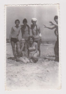 Awesome Muscle Shirtless Men With Swimming Trunks, Few Guys On The Beach, Scene, Vintage Orig Photo 7.8x12.3cm. /67624 - Anonyme Personen