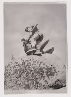 Guys, Two Young Men Fighting On The Big Rock, Scene, Vintage Orig Photo 9x13.1cm. (68585) - Anonymous Persons