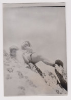 Guys, Two Young Men Fighting On The Big Rock, Scene, Vintage Orig Photo 9x13.1cm. (68591) - Personas Anónimos