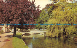 R064474 River Windrush. Bourton On The Water - Welt