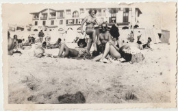 2 Photos Snapshot Sur La Plage De Biarritz (64)  Devant L'Hôtel De La Plage  Femme En Maillot De Bains  1949 - Luoghi