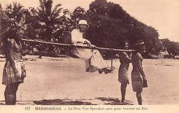 Madagascar - Le Père Van Spreeken Part En Filanzanepour Tourner Un Film - Ed. L'Oeuvre Des Prêtres Malgaches 177 - Madagaskar