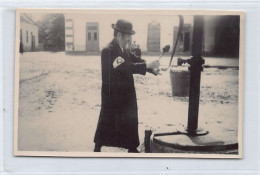 JUDAICA - Poland - BARANOW SANDOMIERSKI - Jew At The Water Pump In The Ghetto - World War II - REAL PHOTO - Publ. Foto A - Judaísmo