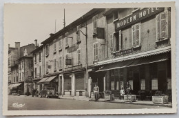 AMBERIEU EN BUGEY (01 Ain) - Place De La Gare - Modern Hotel - Restaurant - Enseigne Tabac - Voiture Ancienne Garée - Unclassified