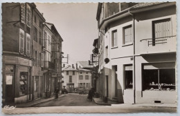 AMBERIEU EN BUGEY (01 Ain) - Rue Aristide Briand - Passants Et Cycliste Dans La Rue - Zonder Classificatie