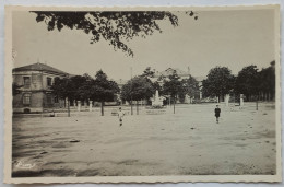 AMBERIEU EN BUGEY (01 Ain) - Place Du Champs De Mars - Ecoles - Enfants Sur La Place Devant Monument Aux Morts - Ohne Zuordnung