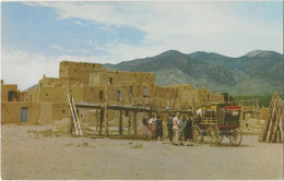 100 -Tourists At Taos Pueblo - Autres & Non Classés