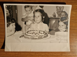 19456.   Fotografia D'epoca Bambini Compleanno Con Televisione Aa '60 Italia - 18x13 - Persone Anonimi