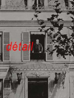A Voir- Victor Hugo à Sa Fenêtre Au Chateau De Roches-collection Georges SIROT-négatif Et Photo - Zonder Classificatie